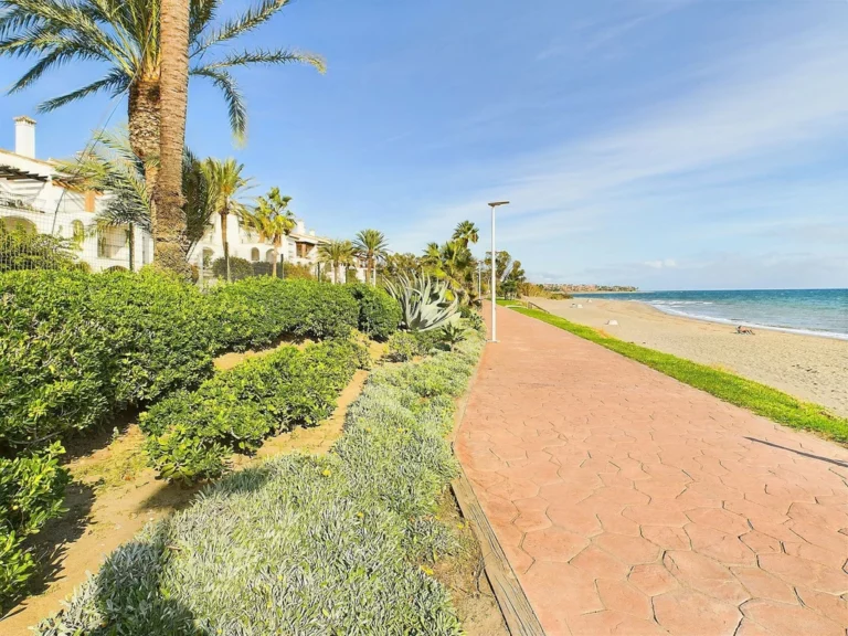 R4871923 | Middle Floor Apartment in Estepona – 1 beds, 1 baths