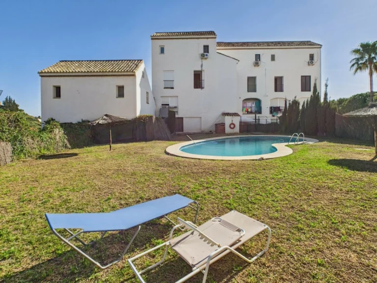R4973002 | Middle Floor Apartment in Estepona – 3 beds, 2 baths