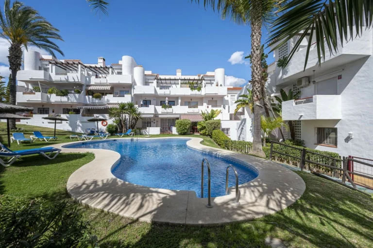 R4986850 | Middle Floor Apartment in Bel Air – 2 beds, 2 baths