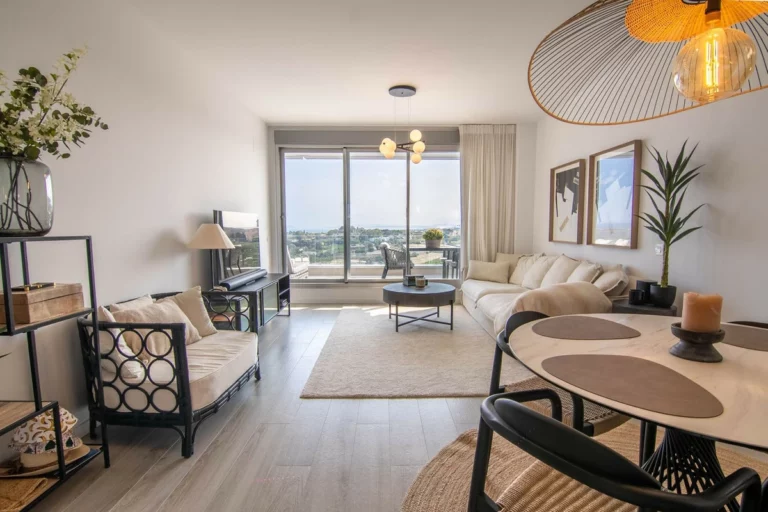 R4359610 | Middle Floor Apartment in Estepona – 3 beds, 2 baths
