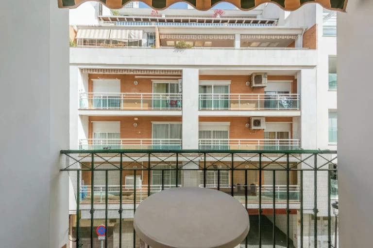 R4807330 | Middle Floor Apartment in Estepona – 2 beds, 2 baths