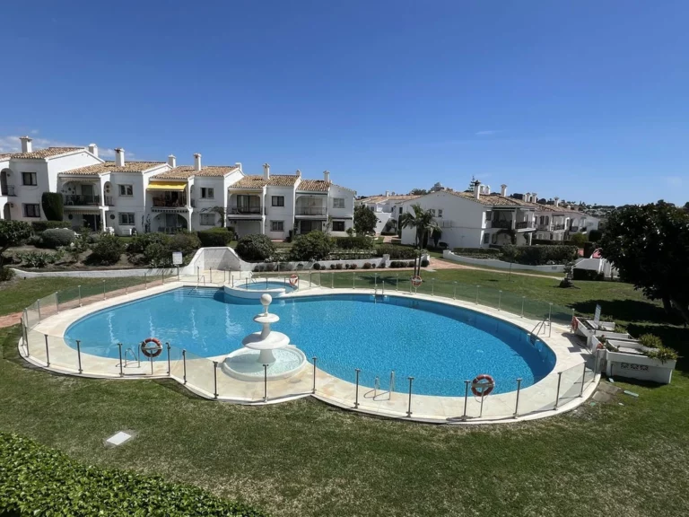 R5009785 | Top Floor Apartment in El Paraiso – 2 beds, 2 baths