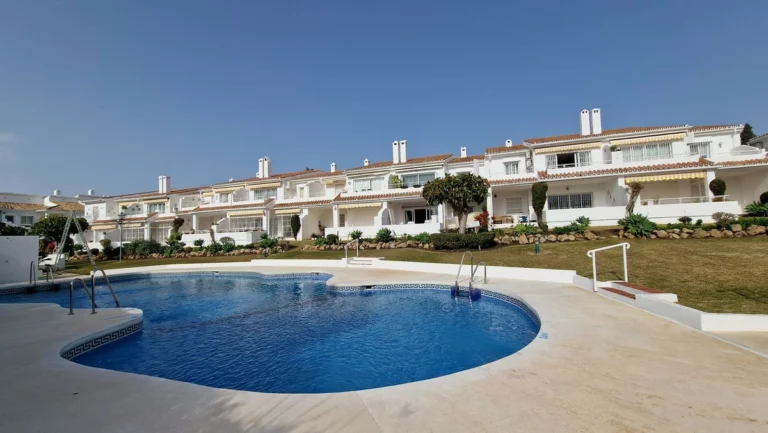 R4252408 | Top Floor Apartment in Estepona – 2 beds, 2 baths