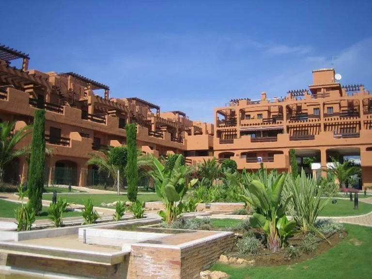 R3410635 | Middle Floor Apartment in Estepona – 1 beds, 1 baths