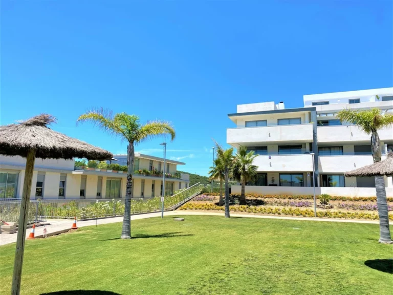R5044759 | Middle Floor Apartment in Estepona – 3 beds, 2 baths