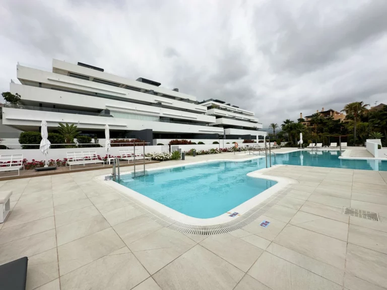 R4744438 | Middle Floor Apartment in Estepona – 3 beds, 2 baths