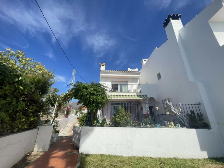 R4438267 | Semi-Detached House in Estepona – 3 beds, 3 baths