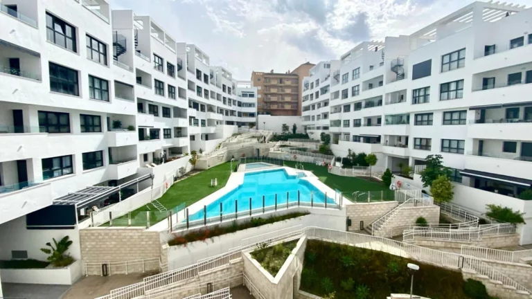 R5013628 | Middle Floor Apartment in Estepona – 3 beds, 2 baths