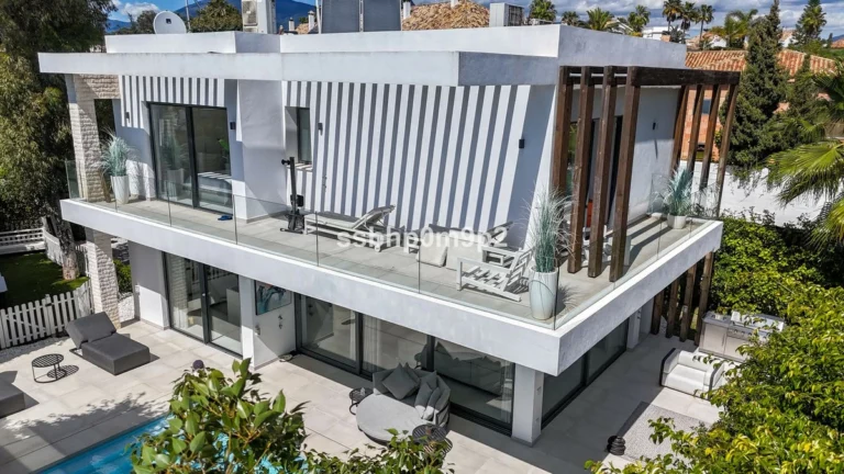R5005288 | Detached Villa in Estepona – 4 beds, 5 baths