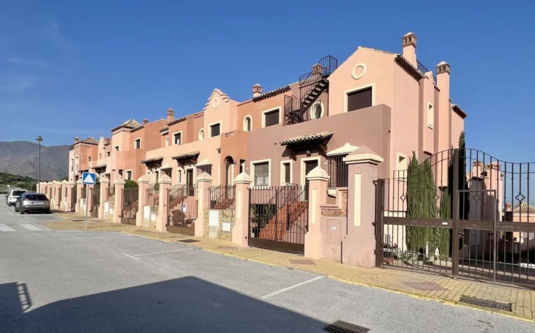 R4899511 | Townhouse in Estepona – 3 beds, 3 baths