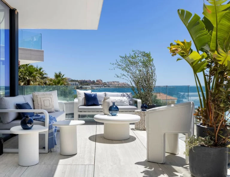 R5012236 | Middle Floor Apartment in Estepona – 3 beds, 3 baths
