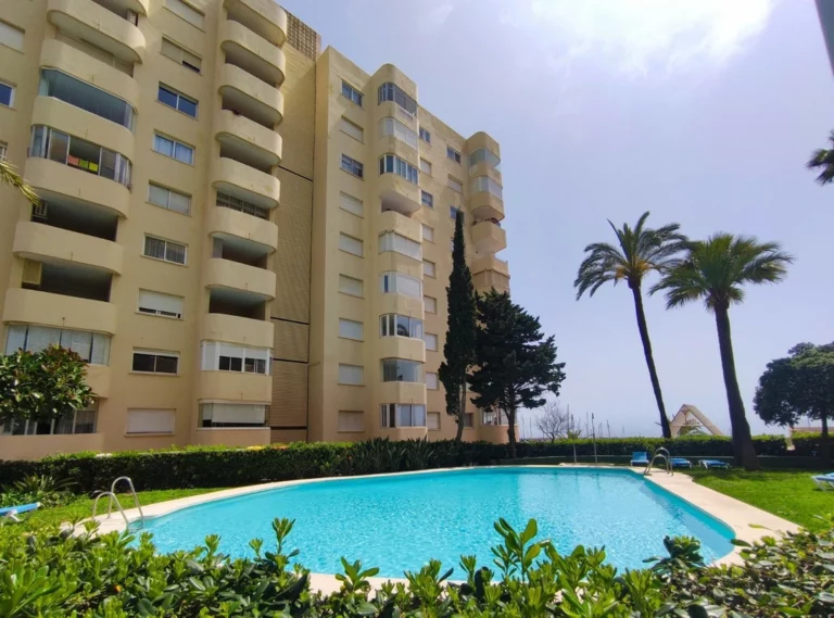 R5021404 | Middle Floor Apartment in Estepona – 2 beds, 1 baths