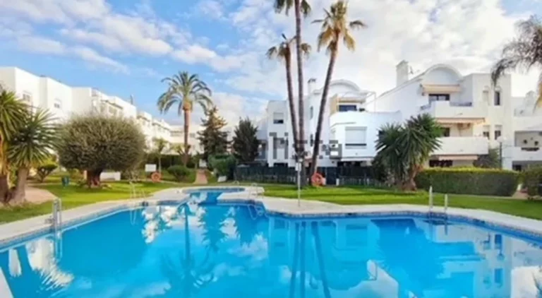 R4966957 | Middle Floor Apartment in Estepona – 2 beds, 2 baths
