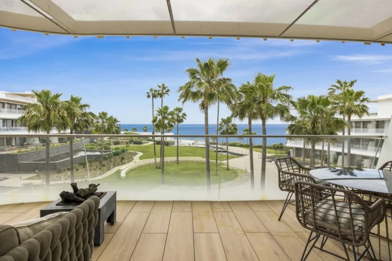 R5046601 | Middle Floor Apartment in Estepona – 3 beds, 2.5 baths