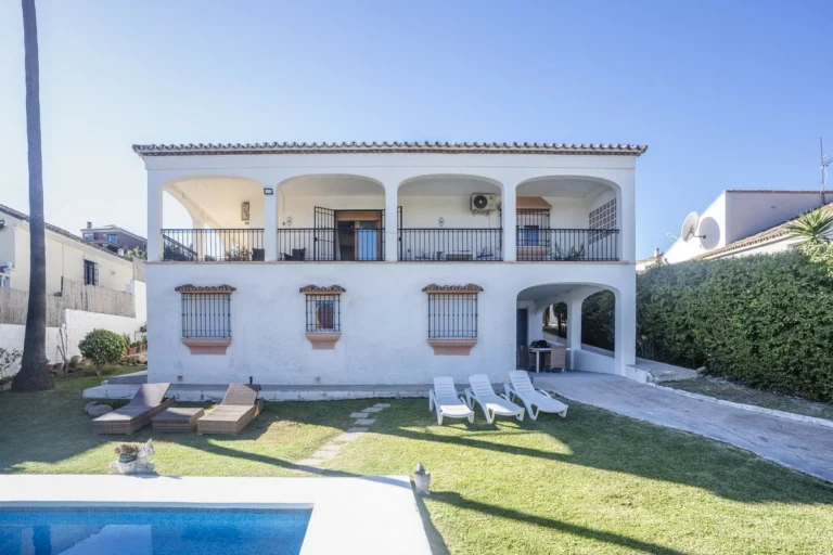 R4952131 | Detached Villa in Estepona – 5 beds, 4.5 baths