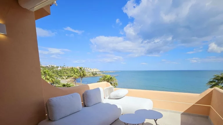 R5032354 | Penthouse in Estepona – 2 beds, 2 baths