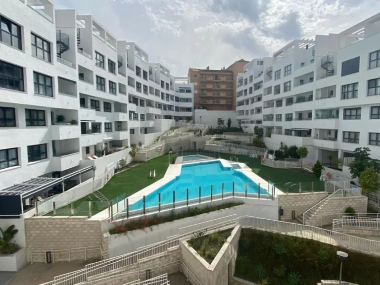 R5014207 | Middle Floor Apartment in Estepona – 3 beds, 2 baths