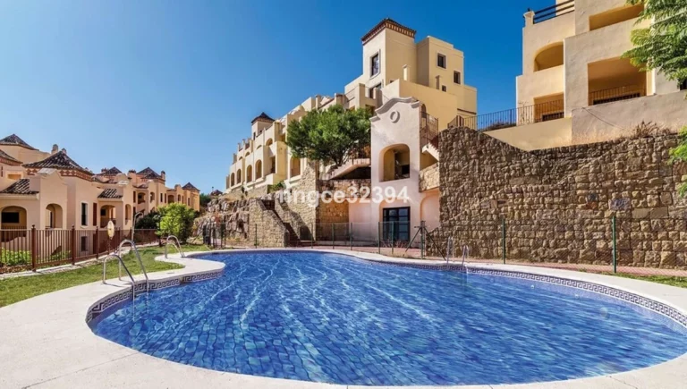 R5017942 | Penthouse in Estepona – 2 beds, 2 baths