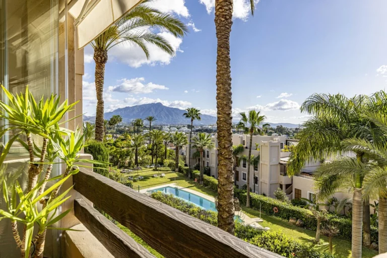R5017855 | Middle Floor Apartment in Estepona – 2 beds, 2 baths