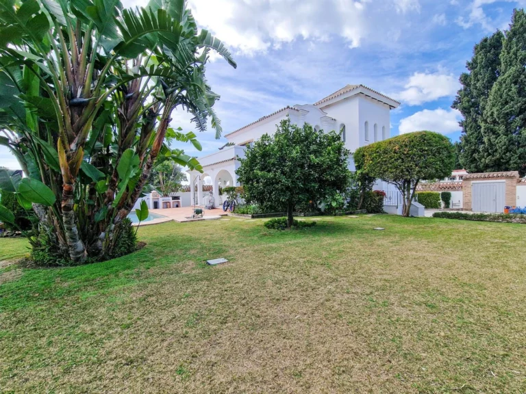 R4623697 | Detached Villa in El Paraiso – 6 beds, 5.5 baths