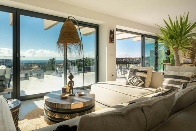 R4585945 | Middle Floor Apartment in Estepona – 3 beds, 3 baths