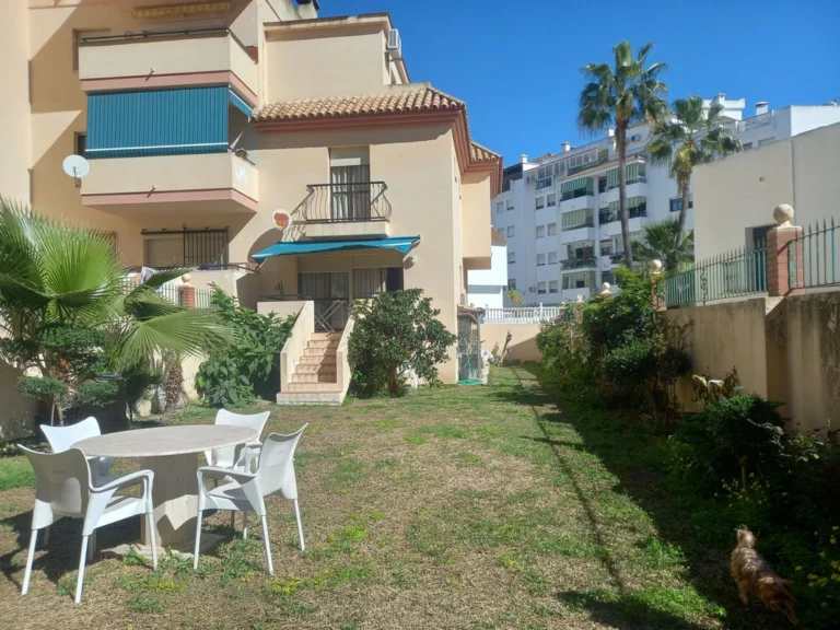 R5004580 | Semi-Detached House in Estepona – 4 beds, 3 baths