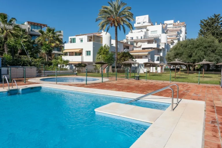 R5016298 | Middle Floor Apartment in Estepona – 3 beds, 2 baths