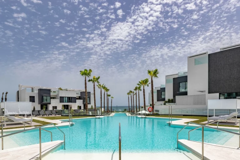 R3534511 | Townhouse in Estepona – 3 beds, 3 baths