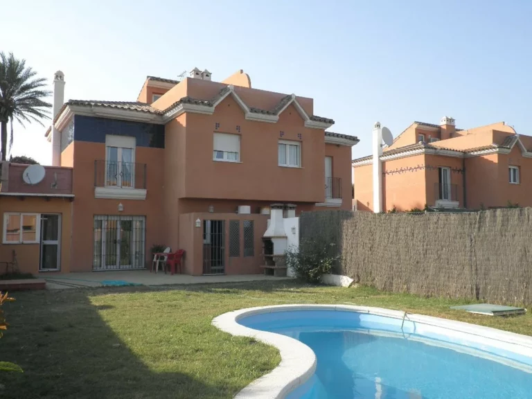 R134059 | Semi-Detached House in Estepona – 4 beds, 2 baths