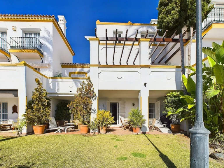 R4923517 | Townhouse in Estepona – 4 beds, 4.5 baths