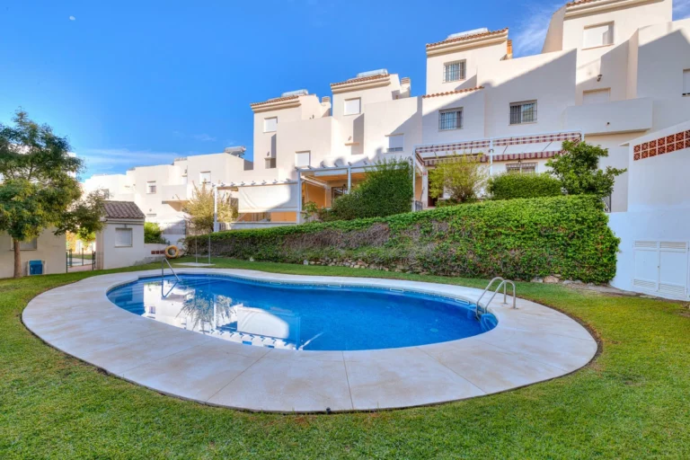 R4940854 | Townhouse in Estepona – 4 beds, 3.5 baths