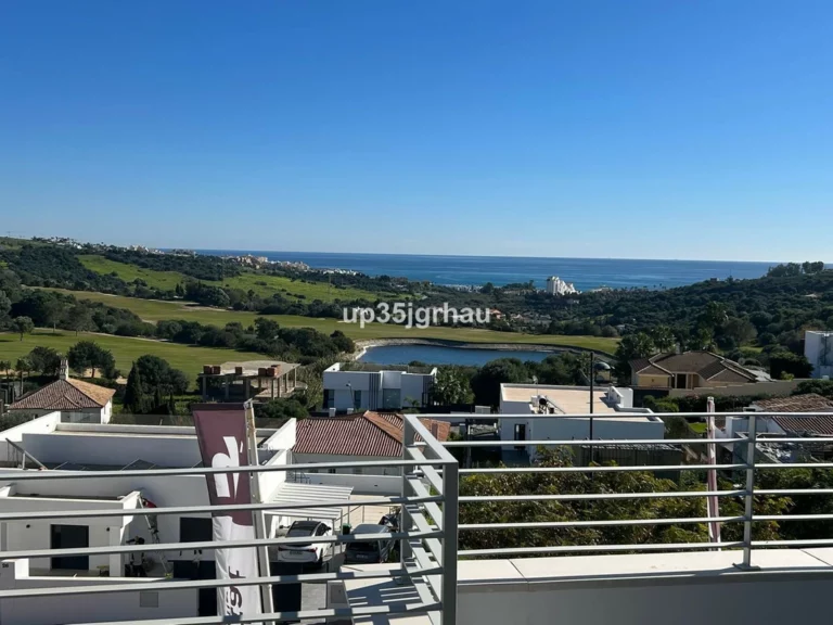 R4955473 | Top Floor Apartment in Estepona – 2 beds, 2 baths