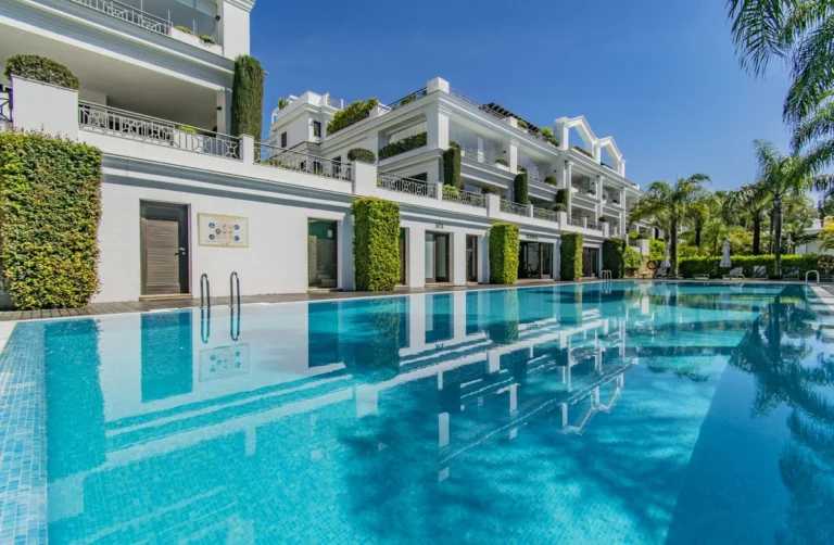 R5042191 | Penthouse in Estepona – 5 beds, 5.5 baths
