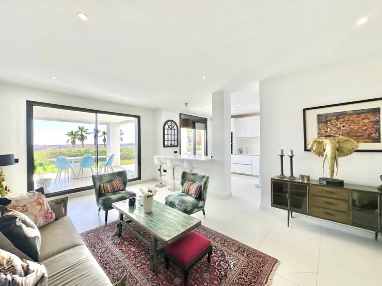 R4952419 | Ground Floor Apartment in Estepona – 3 beds, 4 baths