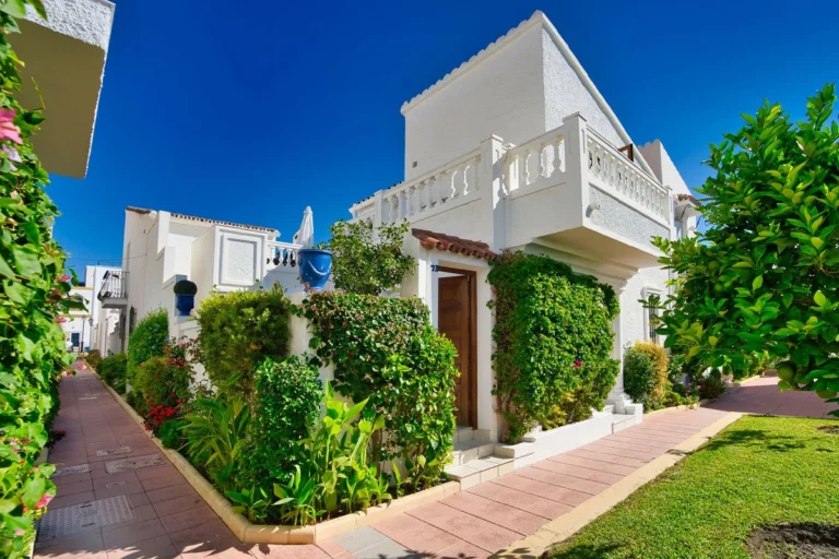 R4148059 | Semi-Detached House in Estepona – 3 beds, 3 baths