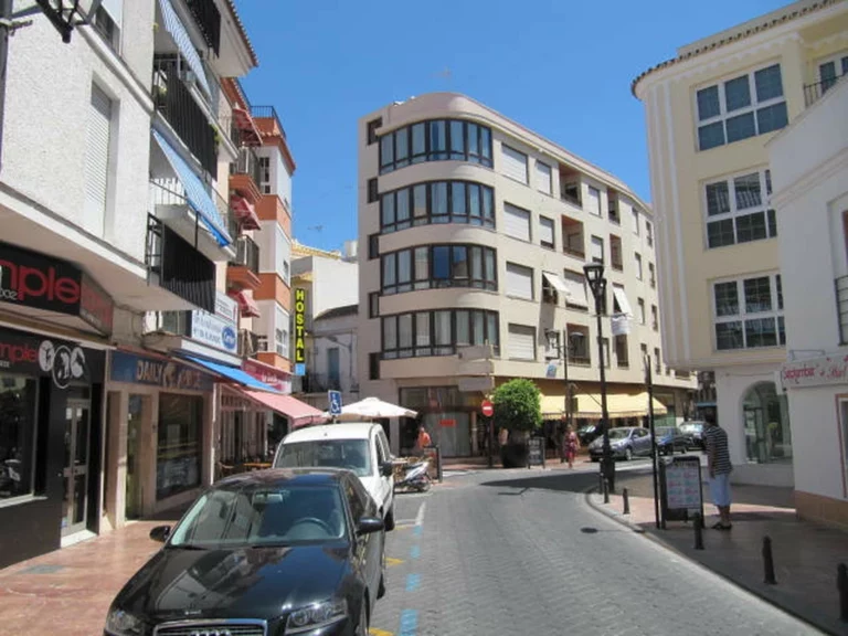 R3169777 | Top Floor Apartment in Estepona – 3 beds, 2 baths