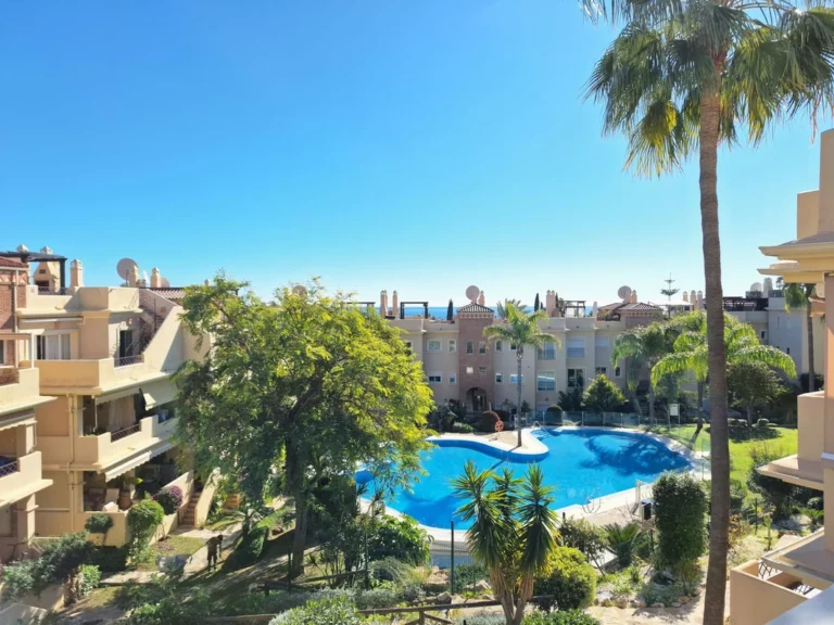 R4943194 | Middle Floor Apartment in Bel Air – 2 beds, 2 baths