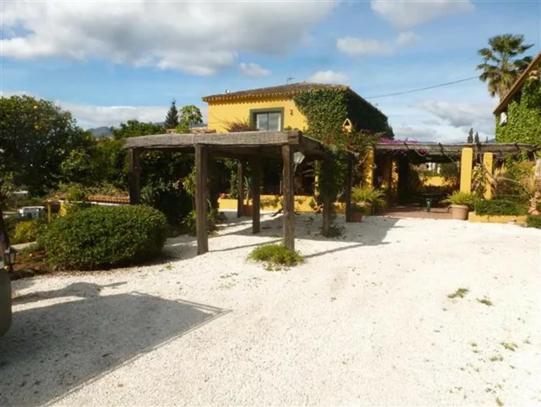 R2608520 | Detached Villa in Estepona – 6 beds, 4 baths