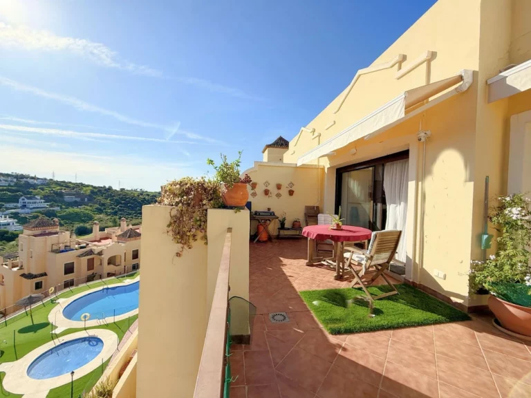 R5006962 | Penthouse in Estepona – 2 beds, 2 baths