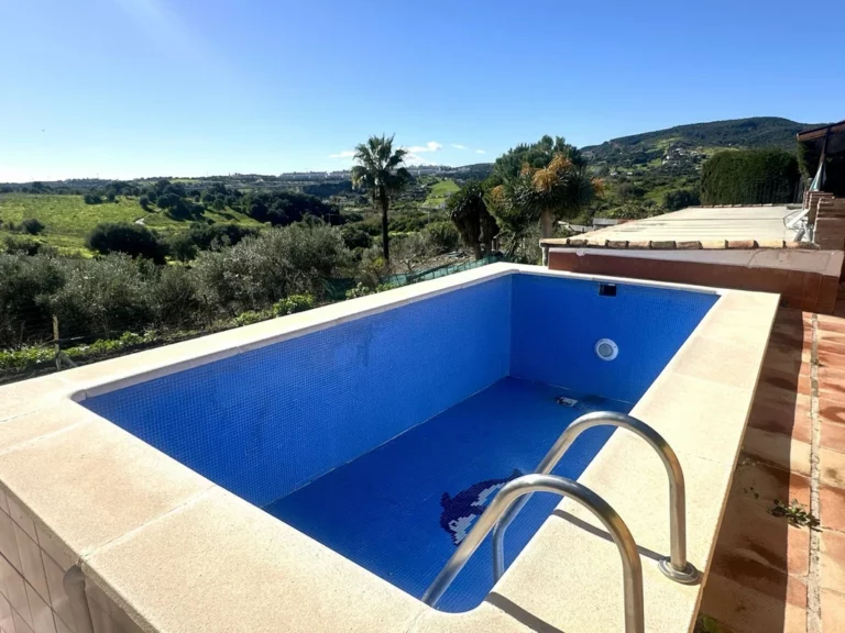 R4944388 | Detached Villa in Estepona – 3 beds, 2 baths