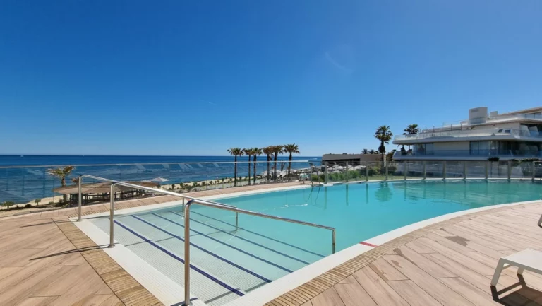 R4039330 | Middle Floor Apartment in Estepona – 3 beds, 3 baths
