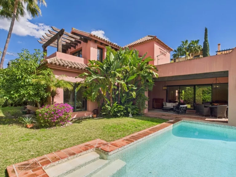 R4986919 | Detached Villa in Estepona – 4 beds, 4 baths