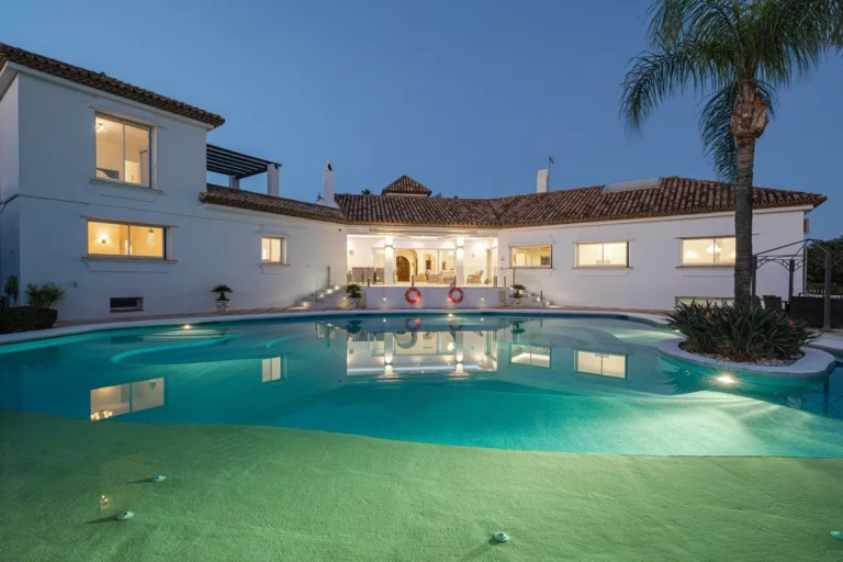 R4920694 | Detached Villa in El Paraiso – 6 beds, 7 baths
