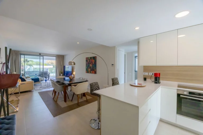 R4992019 | Middle Floor Apartment in Estepona – 2 beds, 2 baths