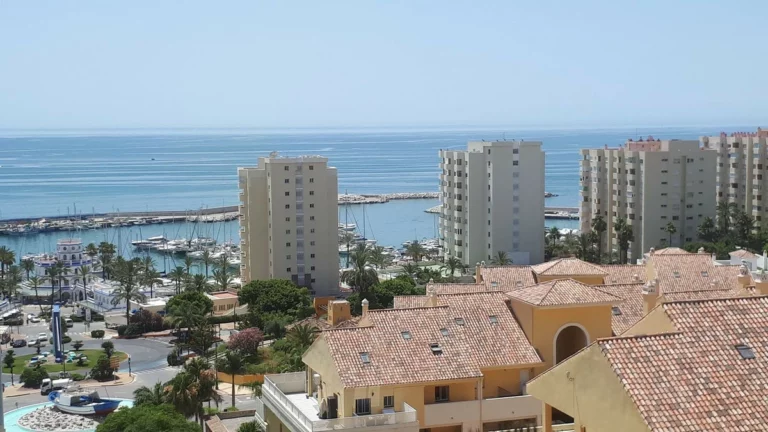 R5004208 | Middle Floor Apartment in Estepona – 3 beds, 2 baths