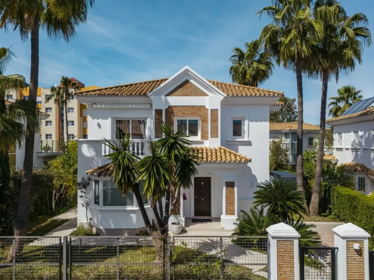R5017018 | Detached Villa in Estepona – 4 beds, 3 baths