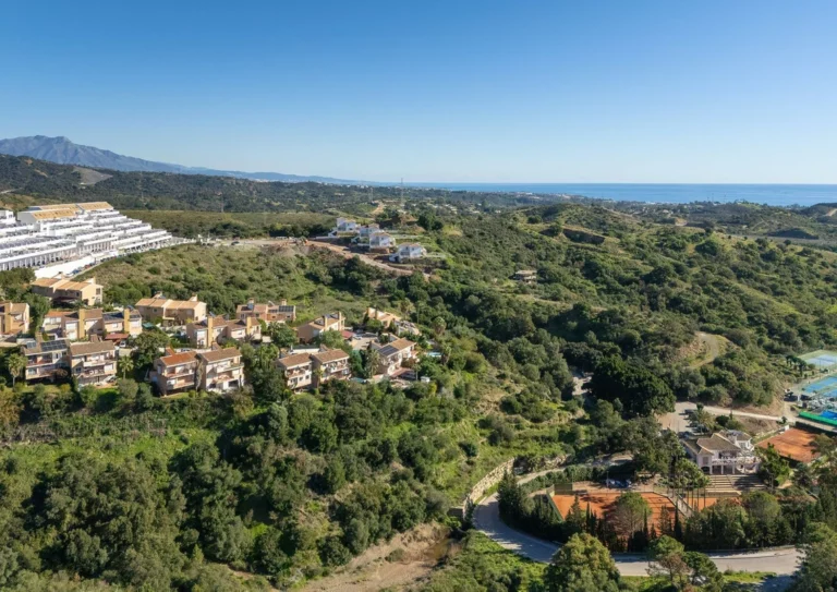 R4905901 | Semi-Detached House in Estepona – 4 beds, 3 baths