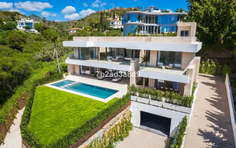R5040205 | Detached Villa in El Paraiso – 5 beds, 6 baths