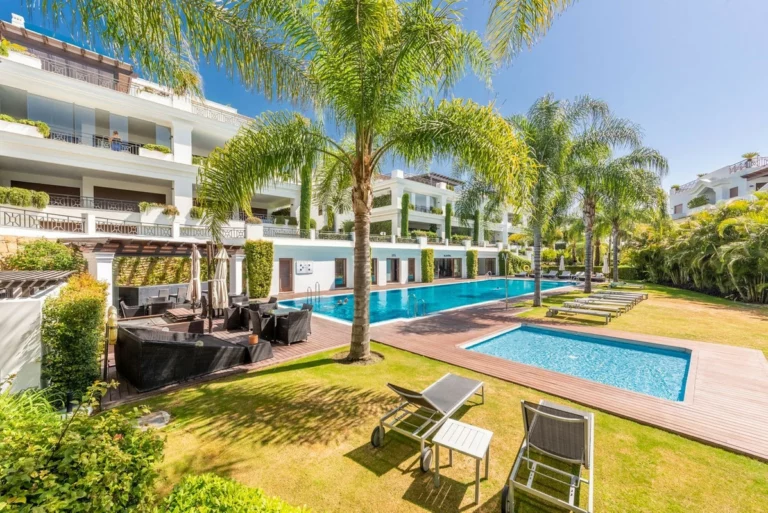 R5040436 | Middle Floor Apartment in Estepona – 2 beds, 2 baths