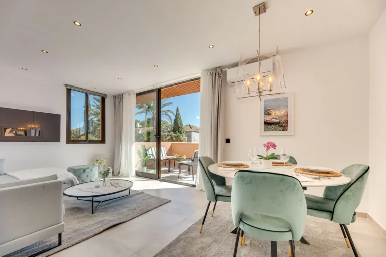 R4989442 | Middle Floor Apartment in Estepona – 5 beds, 4 baths